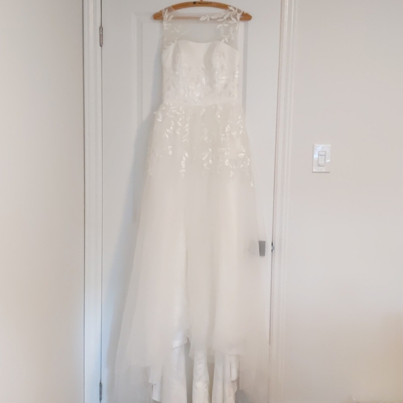 Wedding dress - Picture 1 of 9